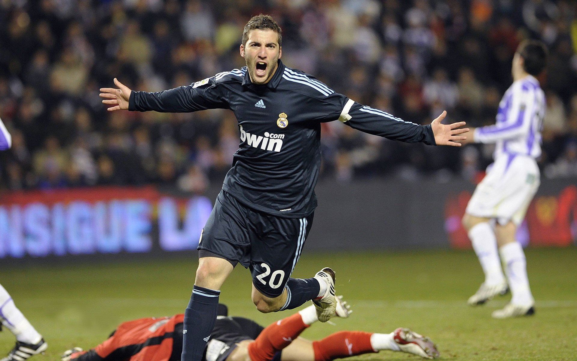 _骑士队迎来强敌，联手拼搏赢下胜利_，骑士队视频